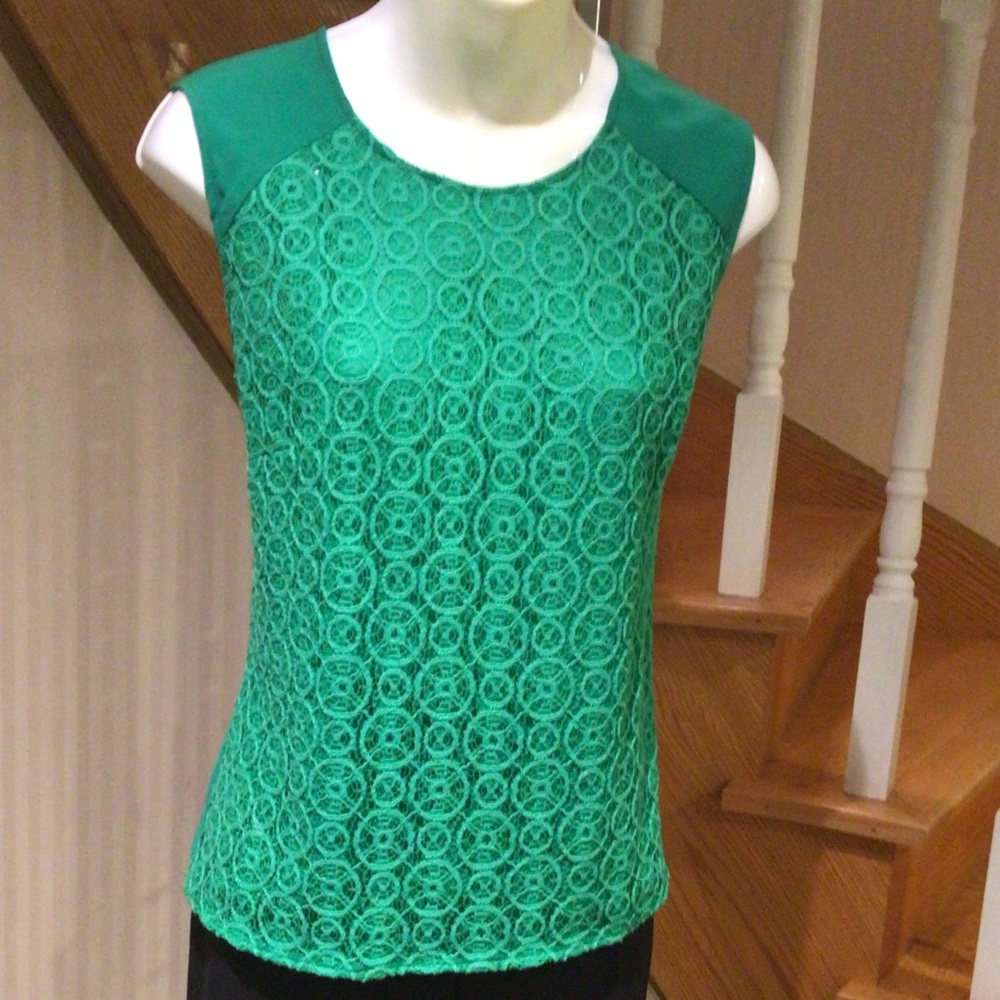 🛍2 for $30 NWOT Green sleeveless lace front top